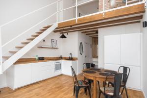 Rondo Wiatraczna Loft Apartment