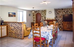 Maisons de vacances Amazing Home In Planguenoual With 2 Bedrooms : photos des chambres