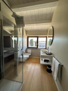 C House Rooms Lake