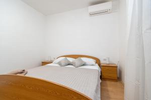 Apartments with parking space Kraj, Pasman - 819