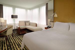 Deluxe King Room - Main Building room in Zurich Marriott Hotel