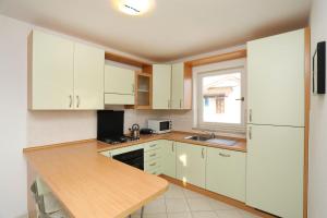 Sea view apartment with private parking place