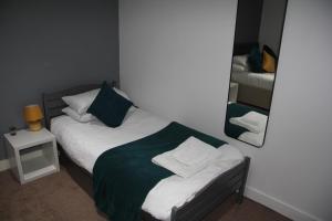 2BDR Apt By Homesy Short Lets & Serviced Accommodation Cardiff With Free WiFi