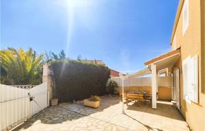 Maisons de vacances Amazing home in Portiragnes with Outdoor swimming pool and 3 Bedrooms : photos des chambres