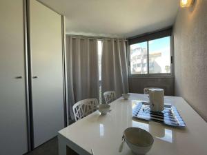 Appartement 2 pièces avec loggia et piscine à 100m de la plage - Le Grau-du-Roi - FR-1-250-250