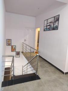 Chill Breeze Castle - 4BHK Villa with Captivating city view & Mountain view, Wifi, Campfire, Homemade Food