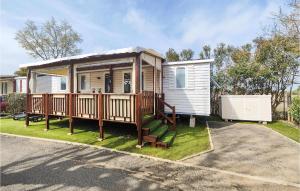 Campings Beautiful Caravan In Valras-plage With Wifi And 3 Bedrooms : photos des chambres