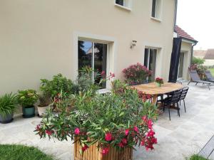 Maisons de vacances Le Clos des Roses : Maison 4 Chambres