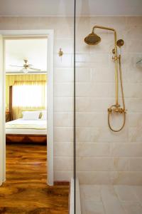 Unique 3-Bed, 3-Bath Apt with Acropolis Views SG69