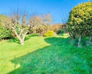 Beautiful Garden Room with Private Entrance