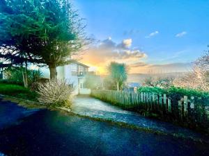 Beautiful Garden Room with Private Entrance