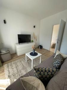 Beautiful apartment with balcony & sea view