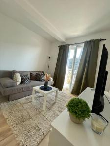 Beautiful apartment with balcony & sea view