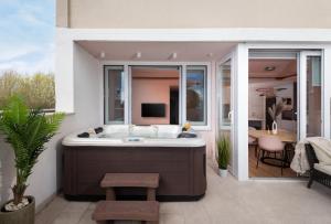 Glow luxury apartment with terrace and jacuzzi - 4hvězdičkové hotely ve městě Split