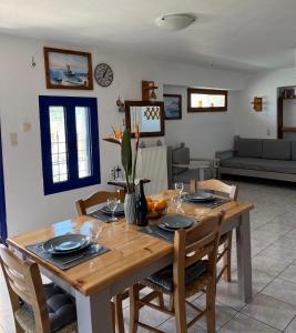 Kostas House