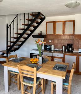 Kostas House