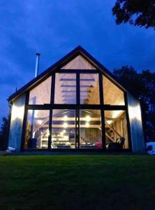 Modern Barn Home & Sauna by the lake, przytulnastodola, Stodoła nad jeziorem na Mazurach