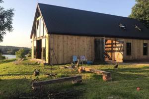 Modern Barn Home & Sauna by the lake, przytulnastodola, Stodoła nad jeziorem na Mazurach