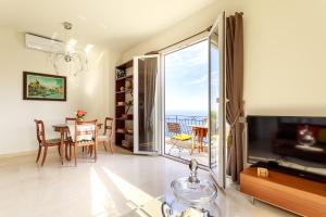 Sea View Apartment with Private Secure Parking 3