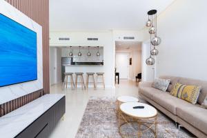 Vacay Lettings- Stylish waterfront getaway home