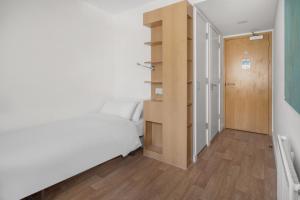 Single Room with Private Bathroom room in Friendship House (Southwark)