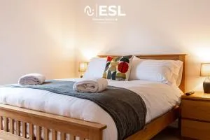 2 Bedroom Terrace Cottage, Parking, 5 minutes drive to Royal Shrewsbury Hospital - Bicton