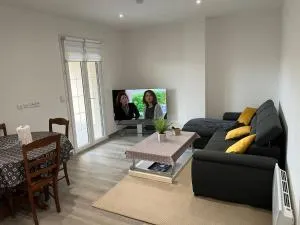 House with terrace près de l'Aéroport RoissyCDG - Tour Eiffel - Champs Elysée - Paris - Aéroville centre commercial - Parc Astérix - Disneyland Paris - Mer de sable - Châteaux de Chantilly et Ecouen - Parc des expositions Villepinte - Le Bourget - JO 2024 - 古桑维尔