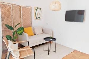 Sunny two-bedroom apartment next to Panathenaic Stadium