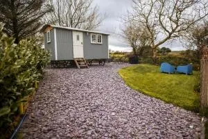 Luxury Shepherd's Hut on Flower Farm with Outdoor Bath in Mid Cornwall - Gwennap