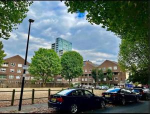 Lovely 2BR Suite in Bow, E3