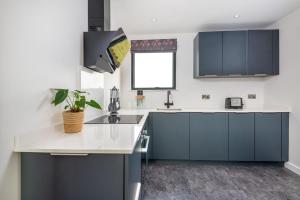 Snowdrop, Penruddock an Eco and dog friendly lodge with hot tub, 10 minutes to Lake Ullswater