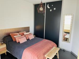 T2 Front de Mer 2pers 1 minute de la plageT2 de 44 m2 plus terrasse 16m2 , vue mer panoramique et en face de la plage Cet appartement refait à neuf bénéficie dun confort et d un équipement optima Cet appartement est idéal pour 2 personnes avec s