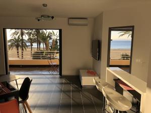 Appartements T2 Front de Mer 2pers 1 minute de la plageT2 de 44 m2 plus terrasse 16m2 , vue mer panoramique et en face de la plage Cet appartement refait a neuf beneficie d'un confort et d un equipement optima Cet appartement est ideal pour 2 personnes avec sa chamb : photos des chambres