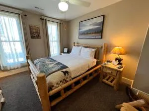Historic Branson Hotel - Hide-A-Way Room with Queen Bed - Downtown - FREE TICKETS INCLUDED - Hollister