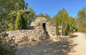 Maisons de vacances Amazing Home In Aramon With Outdoor Swimming Pool, Wifi And Indoor Swimming Pool : photos des chambres