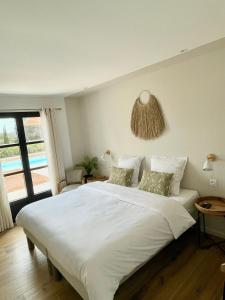 B&B / Chambres d'hotes AU COIN DES LUQUETTES : Chambre Lit King-Size - Vue sur Piscine 