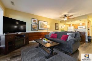 2BR Walk-In Condo - Near the 76 Strip - Pool - FREE TICKETS INCLUDED - CLC-7
