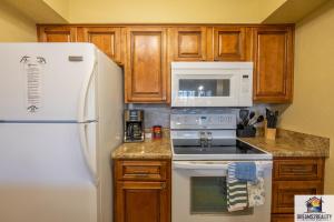2BR Walk-In Condo - Near the 76 Strip - Pool - FREE TICKETS INCLUDED - CLC-7