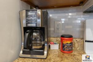 2BR Walk-In Condo - Near the 76 Strip - Pool - FREE TICKETS INCLUDED - CLC-7