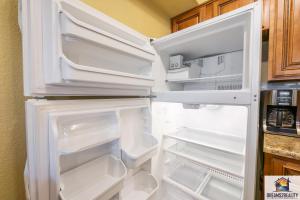 2BR Walk-In Condo - Near the 76 Strip - Pool - FREE TICKETS INCLUDED - CLC-7