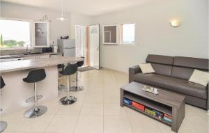 Maisons de vacances Beautiful Home In Barjac With Wifi : photos des chambres