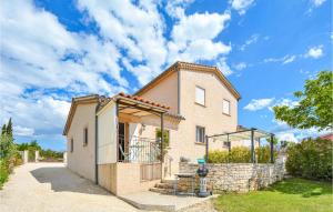 Maisons de vacances Beautiful Home In Barjac With Wifi : photos des chambres