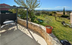 Maisons de vacances Beautiful Home In Barjac With Wifi : photos des chambres