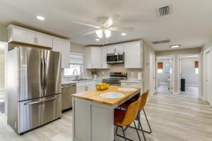 Private Hot Tub Breezy Seminole Stay!