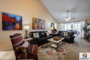 3 BR Condo - Near the Strip - Jacuzzi Tub - Stairs Required - FREE TICKETS INCLUDED - CH4-5