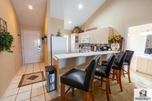 3 BR Condo - Near the Strip - Jacuzzi Tub - Stairs Required - FREE TICKETS INCLUDED - CH4-5