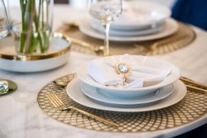 Luxa 5 min old town, 10 min airport