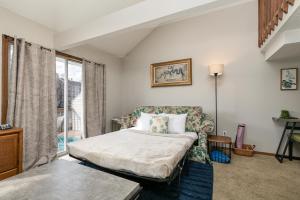 Green Meadow Getaway 2 BR Condo Near the 76 Strip - Stairs Required - FREE TICKETS INCLUDED