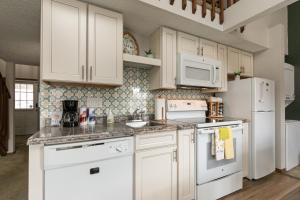 Green Meadow Getaway 2 BR Condo Near the 76 Strip - Stairs Required - FREE TICKETS INCLUDED