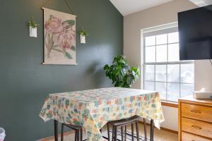 Green Meadow Getaway 2 BR Condo Near the 76 Strip - Stairs Required - FREE TICKETS INCLUDED
